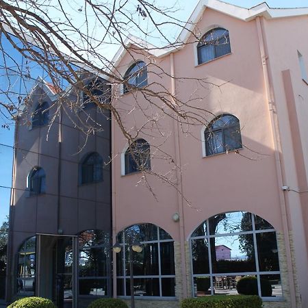 Hotel Hasmegaj Mahall' e Kryethuit 외부 사진