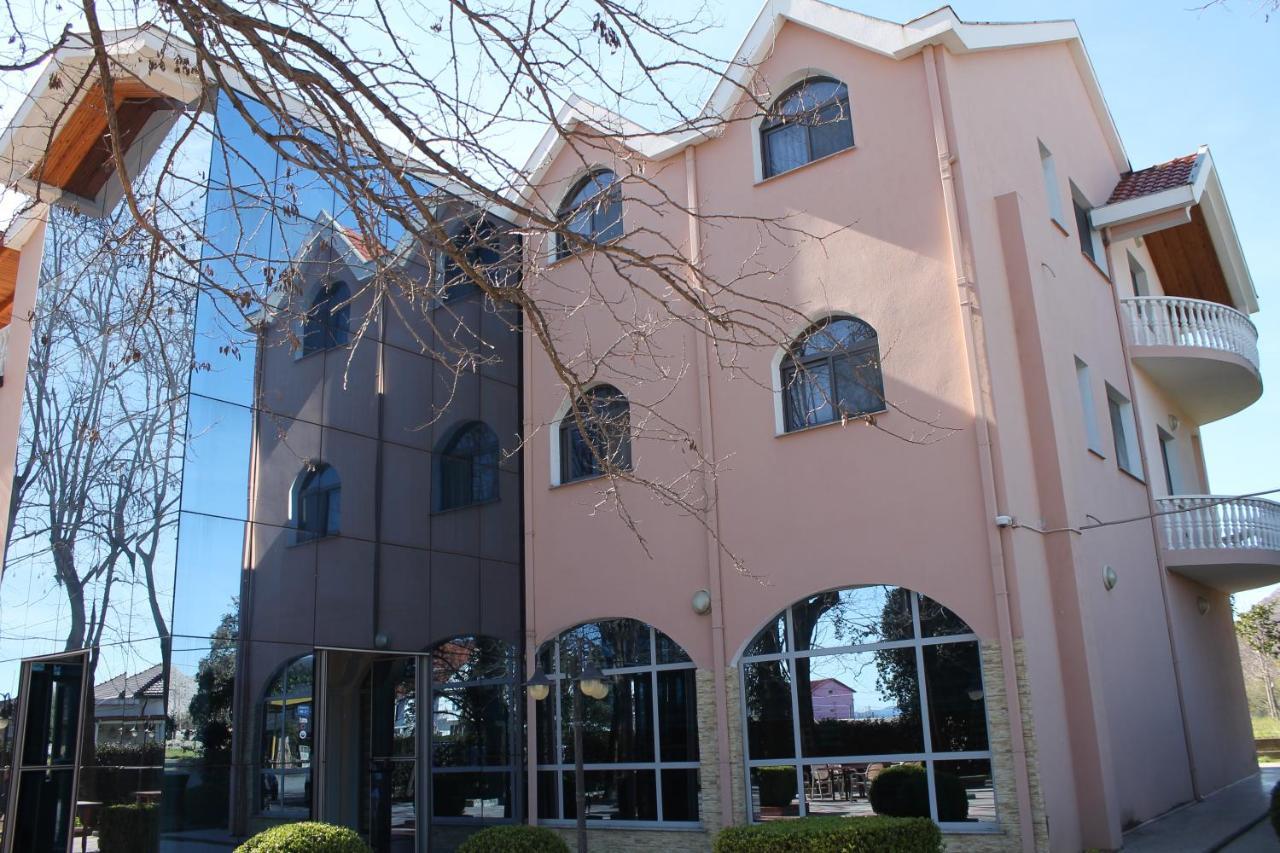 Hotel Hasmegaj Mahall' e Kryethuit 외부 사진