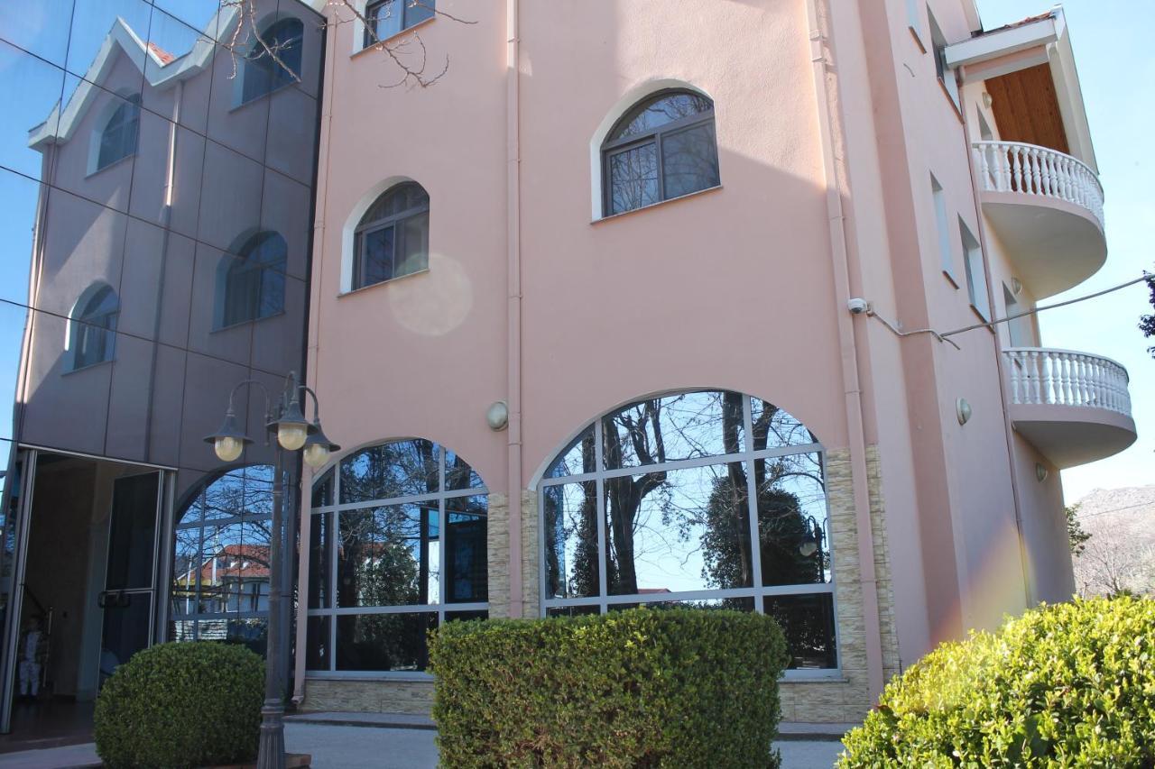 Hotel Hasmegaj Mahall' e Kryethuit 외부 사진